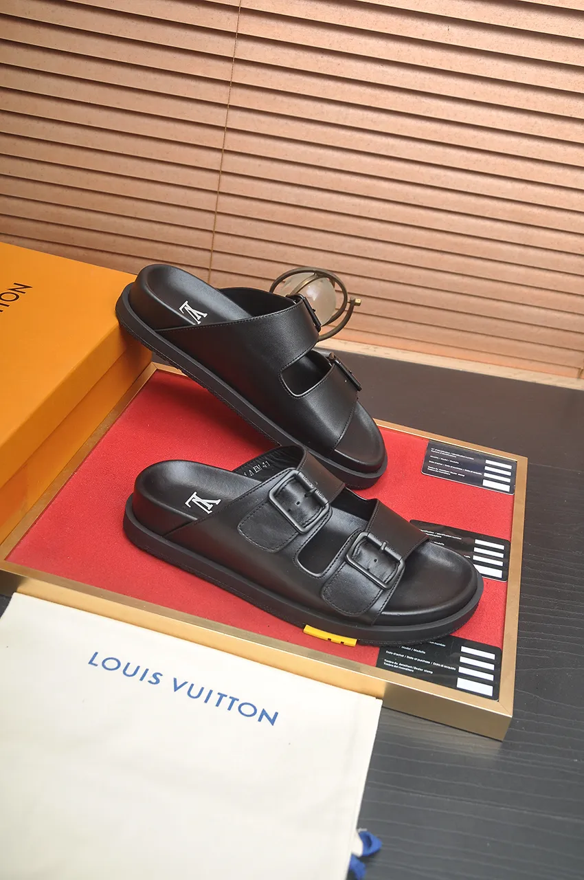 Men's shoes 💰400💶 [Louis Vuitton LV slippers] (high-end cowhide) counter 1:1 fashion style, a must-have for summer! The designer used LV’s iconic outsole. The original simple slippers instantly become fashionable! The upper is made of flexible special cowhide leather straps alternately, and the workmanship is exquisite! A must-have for stylish men in summer, size 38-45 (45 customized)